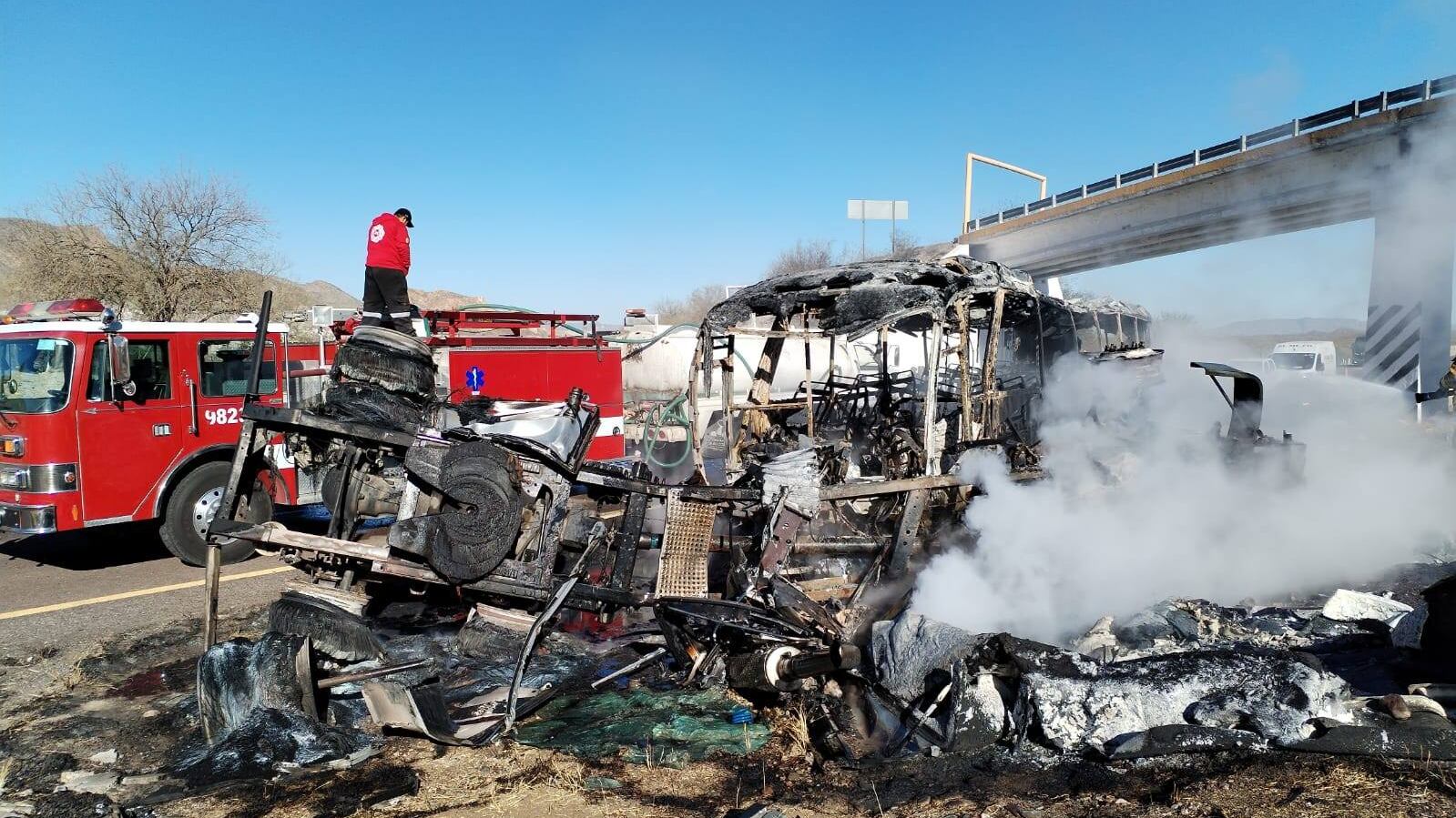 Choque de autobús de pasajeros en Durango deja varios muertos