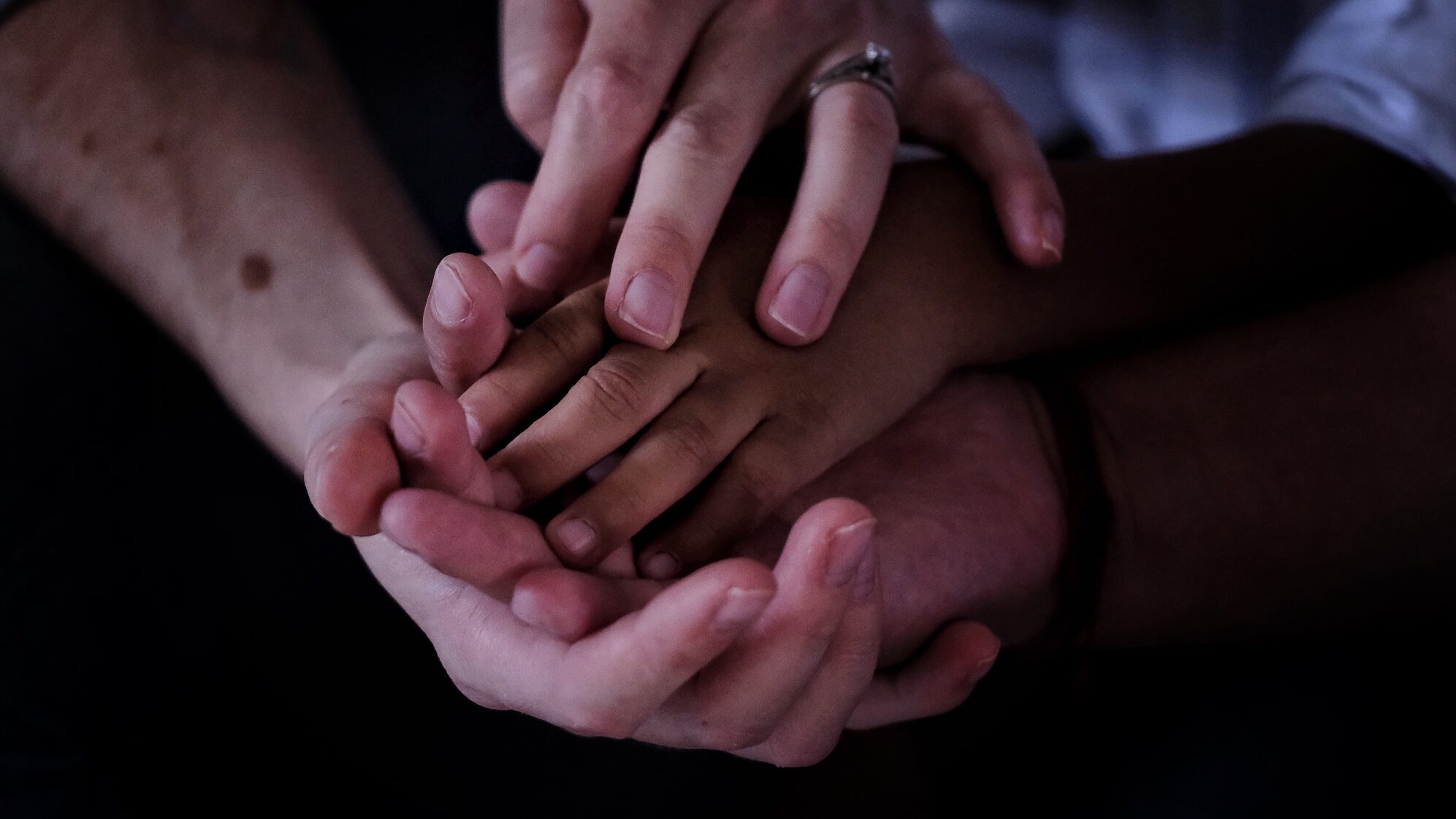 La adopción abre un importante precedente para la igualdad de los derechos de la población LGBTTTI y sobre todo en los derechos de la infancia a desarrollarse en un entorno de amor.