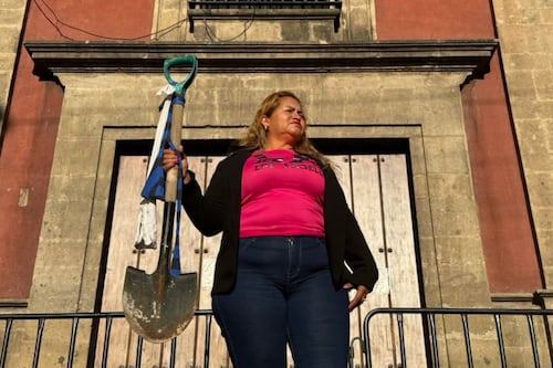 “Tome el mando, hágase cargo de los desaparecidos”: Activista Ceci Flores lleva pala a AMLO a Palacio Nacional 