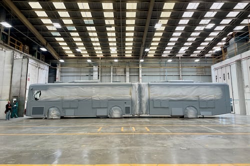 Supervisan la fabricación de 41 unidades eléctricas para la L5 “Mi Macro Aeropuerto”