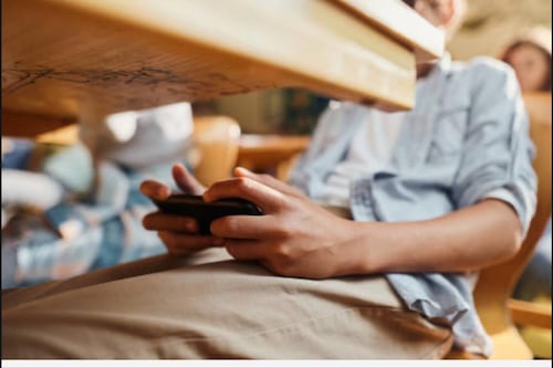 Escuela sin celular: Diputados proponen prohibirlos en escuelas y explican por qué