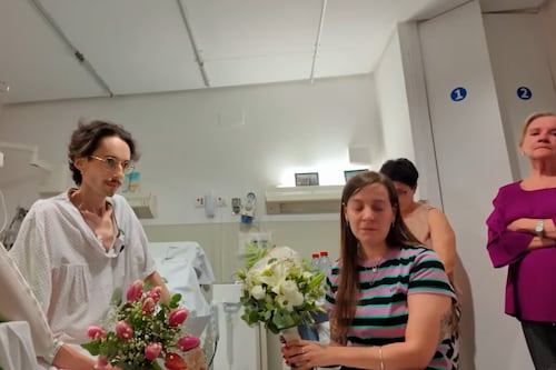 “Me caso con el amor de mi vida”: influencer con cáncer terminal se casa en el hospital