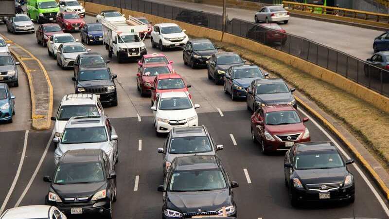 El programa aplica este lunes para todos los autos con engomado amarillo. (Cuartoscuro)
