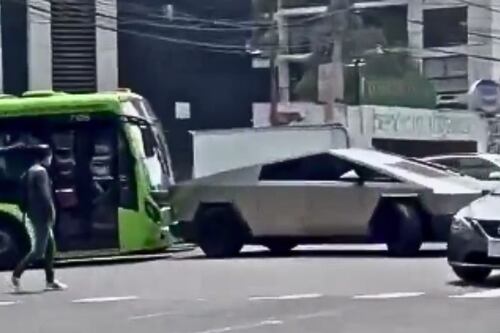 VIDEO: Camión de pasajeros se impacta con una Cybertruck en Ciudad de México