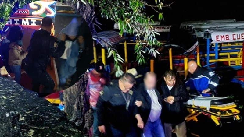 Trajinera de se queda atascada en canal de Xochimilco con 30 pasajeros