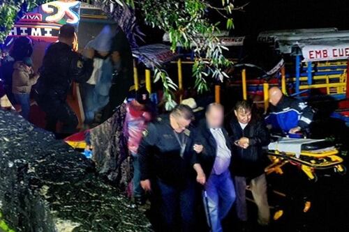 Rescatan a pasajeros de trajinera que se atoró en canal de Xochimilco