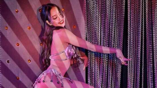 La cantante y bailarina se vuelve descarada para los espectáculos nocturnos.