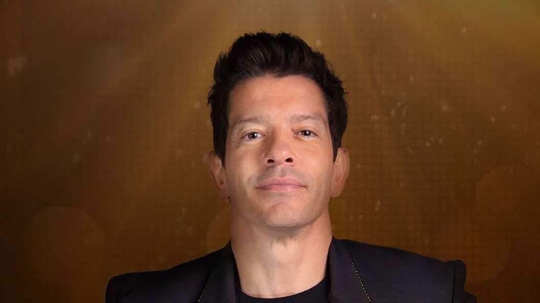 El cantante recibe comentarios de todo tipo por su conducción en La Academia.