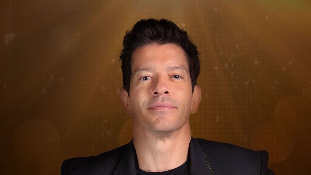 El cantante recibe comentarios de todo tipo por su conducción en La Academia.