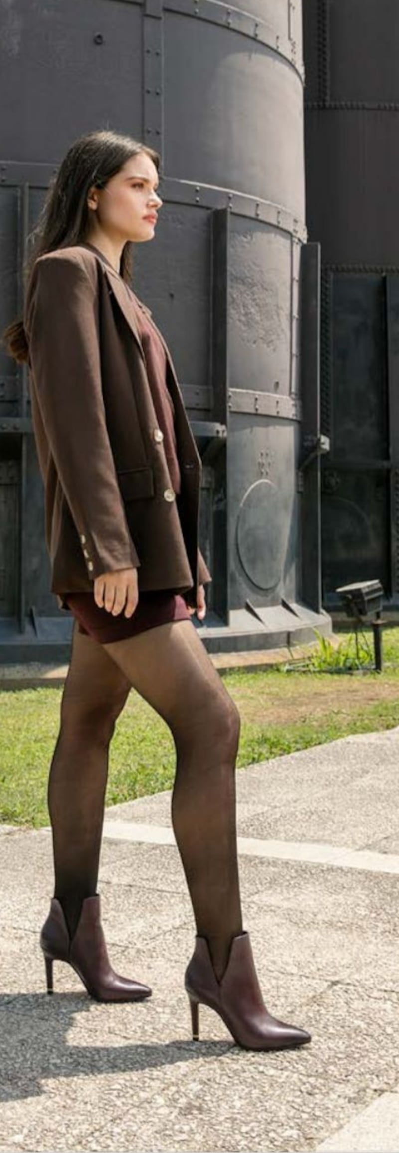 Destacan piezas versátiles y atemporales como gafas, ropa deportiva de alto rendimiento, calzado en piel trabajado artesanalmente y tenis en tonos cálidos que conquistan el invierno con estilo