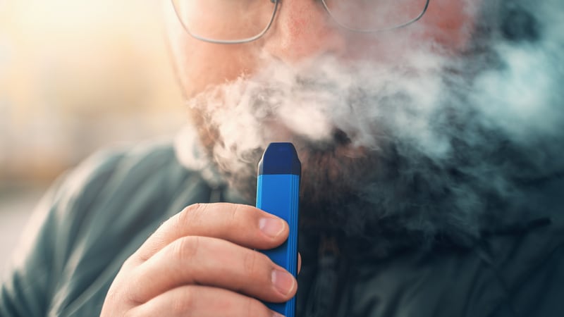 Utilizar cigarros electrónicos también implica un riesgo a la salud (Dreamstime).