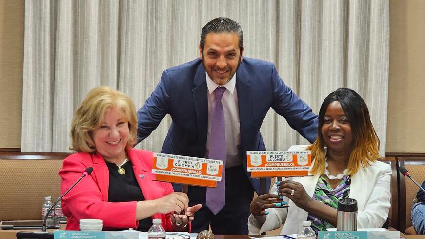 Jane Nelson, secretaria de Estado de Texas, Marco González y Caroline Mays, directora de Transporte.