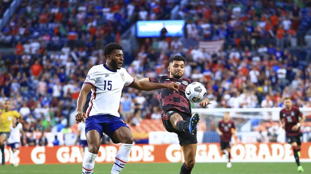 Mark McKenzie denuncia insultos racistas