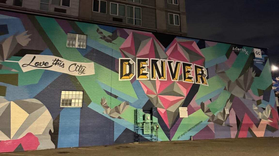 No puedes perderte el RiNo Art District donde encontrarás tiendas y bares de lo más trendy