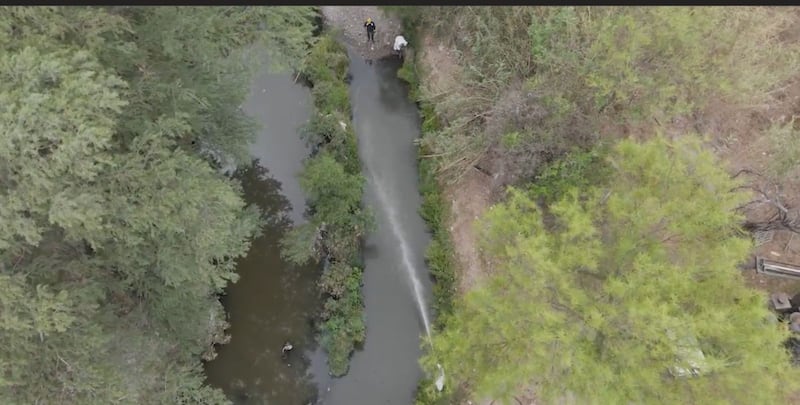 El afluente se vio afectado por derrame de agua ácida y óxido ferroso.