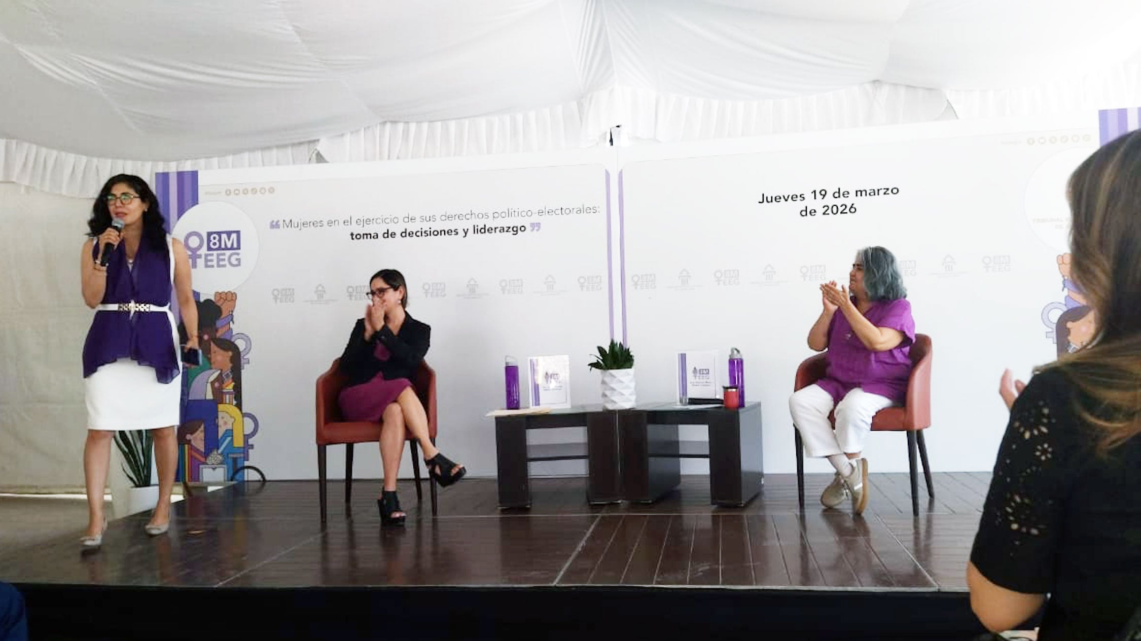 La ponente planteó que Planteó que el feminismo también implica reconocer las redes de apoyo entre mujeres —amigas, maestras, compañeras— como una base fundamental para la conquista de derechos.