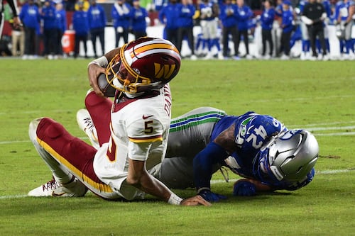 Quarteback de Commanders sufre desgarradora lesión de codo en la NFL: Así fue el tétrico momento