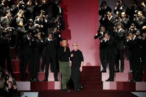 Alejandro Speitzer en medio de paparazzis coreanos que muestran a su nueva pareja