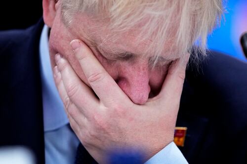 Boris Johnson se disculpa y se responsabiliza de sus decisiones en la pandemia por Covid-19