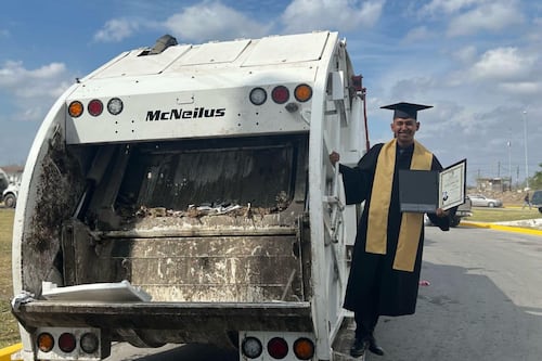 ¡Orgullo universitario! Joven recolector de basura se gradúa como licenciado en Derecho