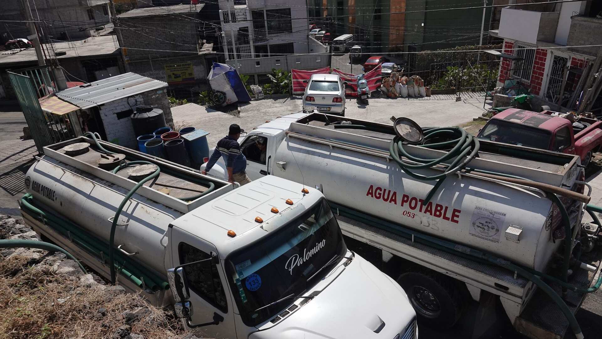 Huachicoleros de agua: detienen a 3 por llenar pipas sin permiso en Iztapalapa