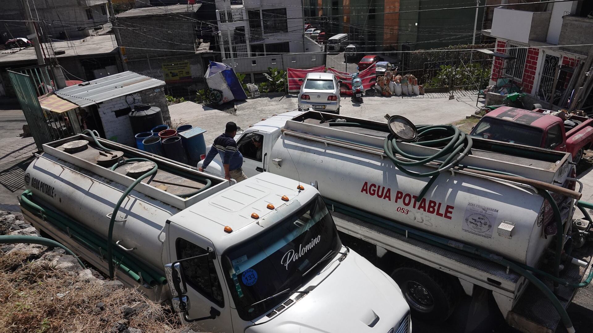 Huachicoleros de agua: detienen a 3 por llenar pipas sin permiso en Iztapalapa