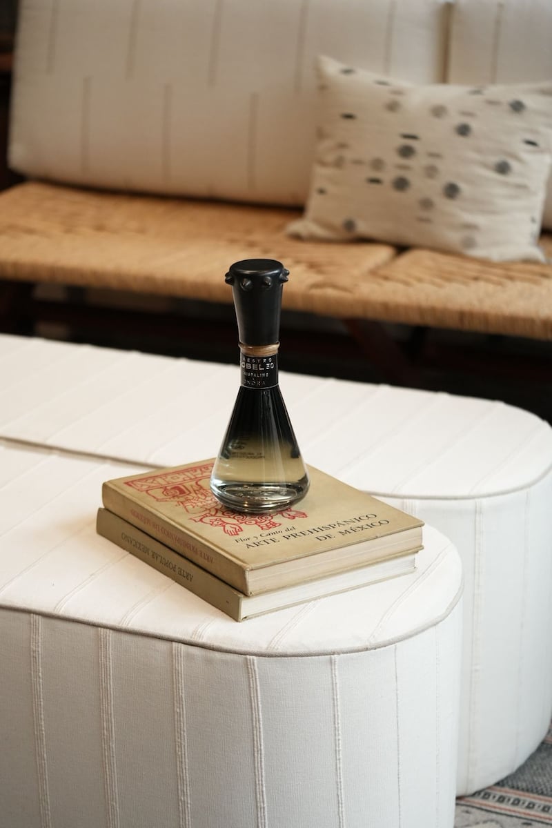 Inspirada en el arte prehispánico y elaborada con técnicas ancestrales, la Serie III de Maestro Dobel 50 Cristalino Onora combina el diseño artesanal del barro negro con un tequila de aromas y sabores excepcionales.