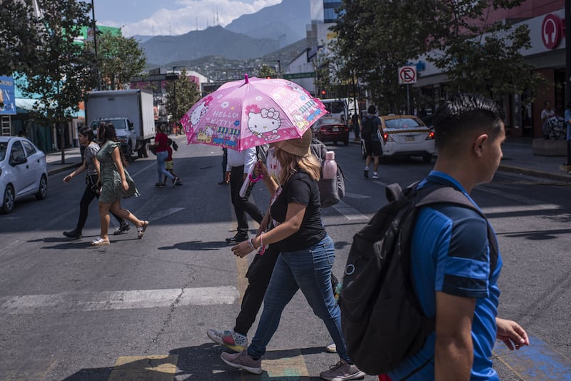 La recomendación es mantenerse hidratado y buscar sombra.