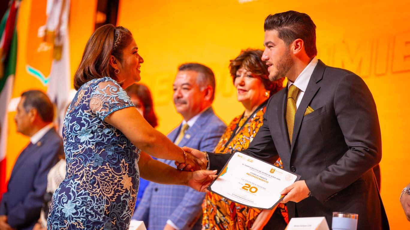 El gobernador de Nuevo León anunció que el próximo mes se entregarán 3 mil plazas a los maestros y se irán incrementando en los próximos años.