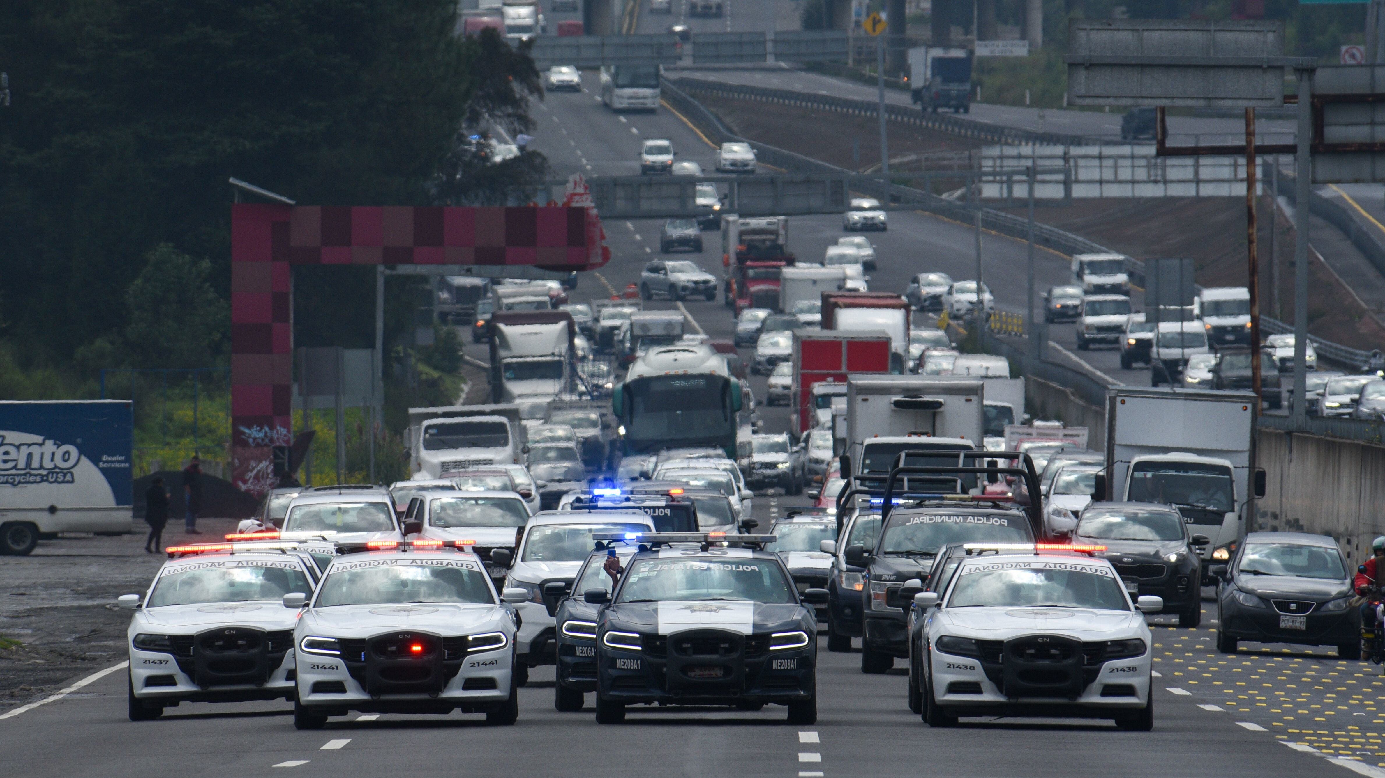 OCOYOACAC, ESTADO DE MÉXICO, 29JULIO2022.- De manera coordinada los municipios de Ocoyoacac, Lerma, Capulhuac y 6 municipios más, Policía Estatal, Guardia Nacional, Instituto Nacional de Migración pusieron en marcha el Operativo Vacaciones Seguras 2022 en la carretera México-Toluca en la Plaza de las Alas en la zona de la Marquesa brindarán apoyo y seguridad a todos los visitantes y vacacionistas que lleguen a esta zona. FOTO: CRISANTA ESPINOSA AGUILAR /CUARTOSCURO.COM