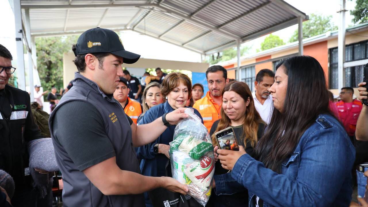 El gobernador de Nuevo León estuvo acompañado de personal de su gabinete en la entrega de apoyos.