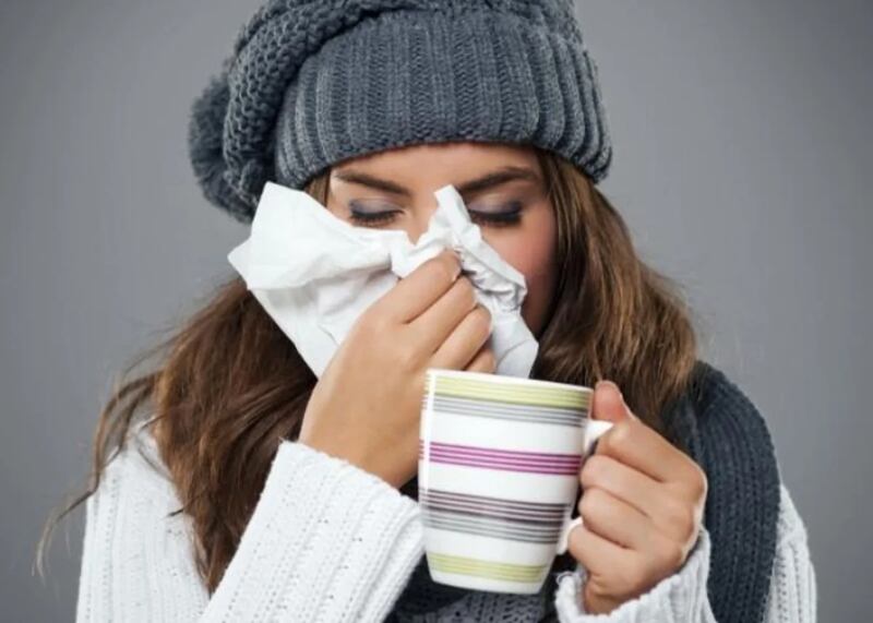 Las personas con resfriado se sienten mejor al poner cerca de su nariz agua caliente.