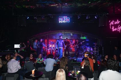 La espera terminó, ‘Neón Discoteque’ abrió sus puertas para transportar al público a una experiencia retro llena de nostalgia, en compañía de música de la década de los 70’s, 80’s y 90’s.