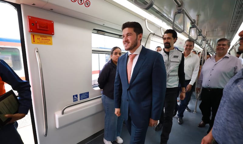 En la Estación Talleres de la Línea 1 del Metro, el equipo de trabajo del Gobierno del Estado entregó además reconocimientos a los empleados con 33 o más años de servicio.