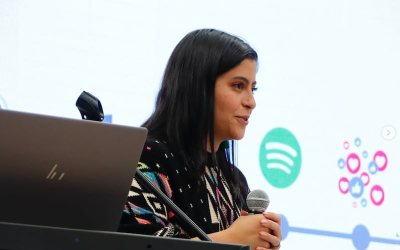 No todo es ChatGPT, Alejandra Contreras, experta en IA nos dice cómo sacarle el jugo a estas herramientas. Aprende a usarla de forma inteligente en tus estudios y prepárate para el mundo laboral, sin caer en el plagio ni los errores comunes