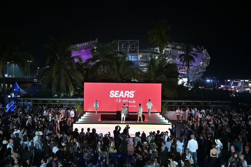 En pasarela se pudo apreciar una propuesta que equilibra tendencia y comodidad, pensada para brillar