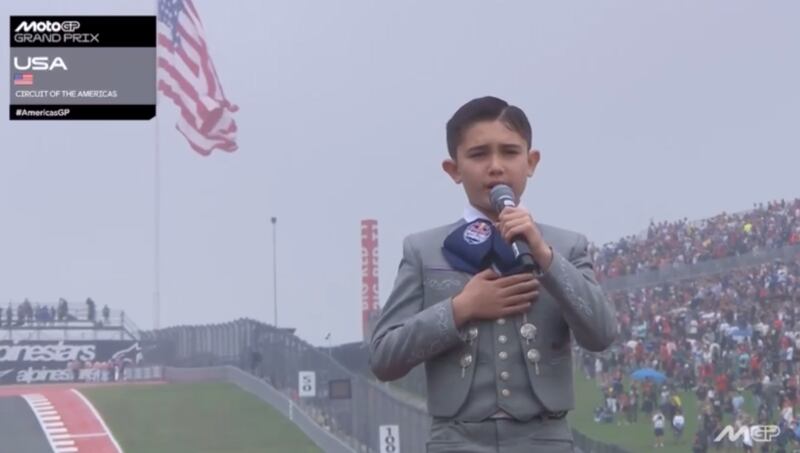 Mateo López entonando el himno de EE.UU. en el Moto GP.
