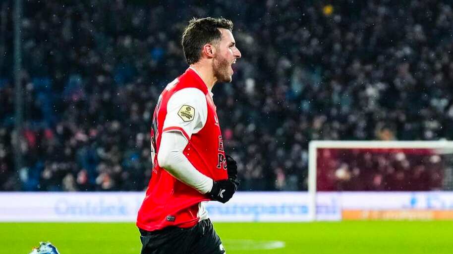 Santiago Giménez es el máximo romperredes del Feyenoord en la presente campaña.