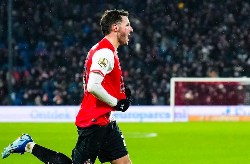 Santiago Giménez es el máximo romperredes del Feyenoord en la presente campaña.