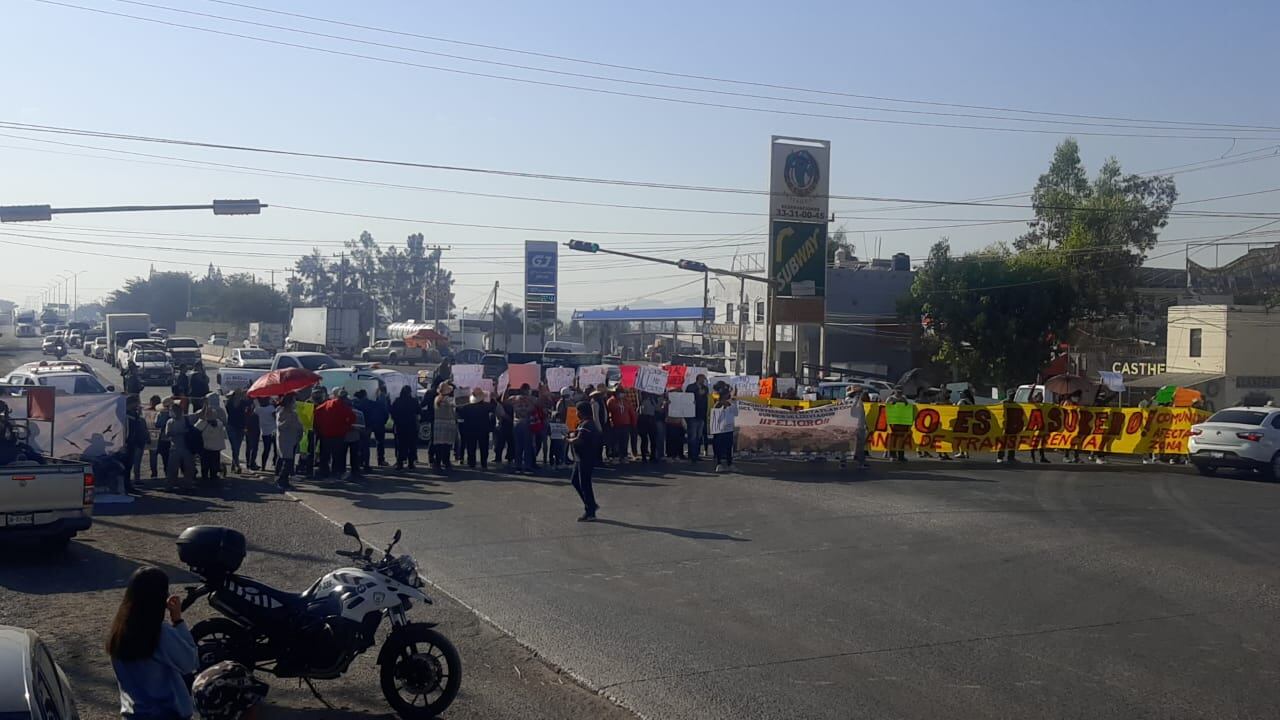 Los manifestantes bloquearon primero la carretera libre a Zapotlanejo durante más de dos horas.