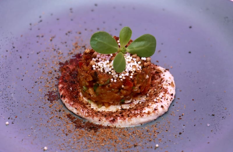 Mediante una velada culinaria con destacados chefs y subasta solidaria, Food & Travel México renovó su compromiso en la lucha contra el cáncer de mama