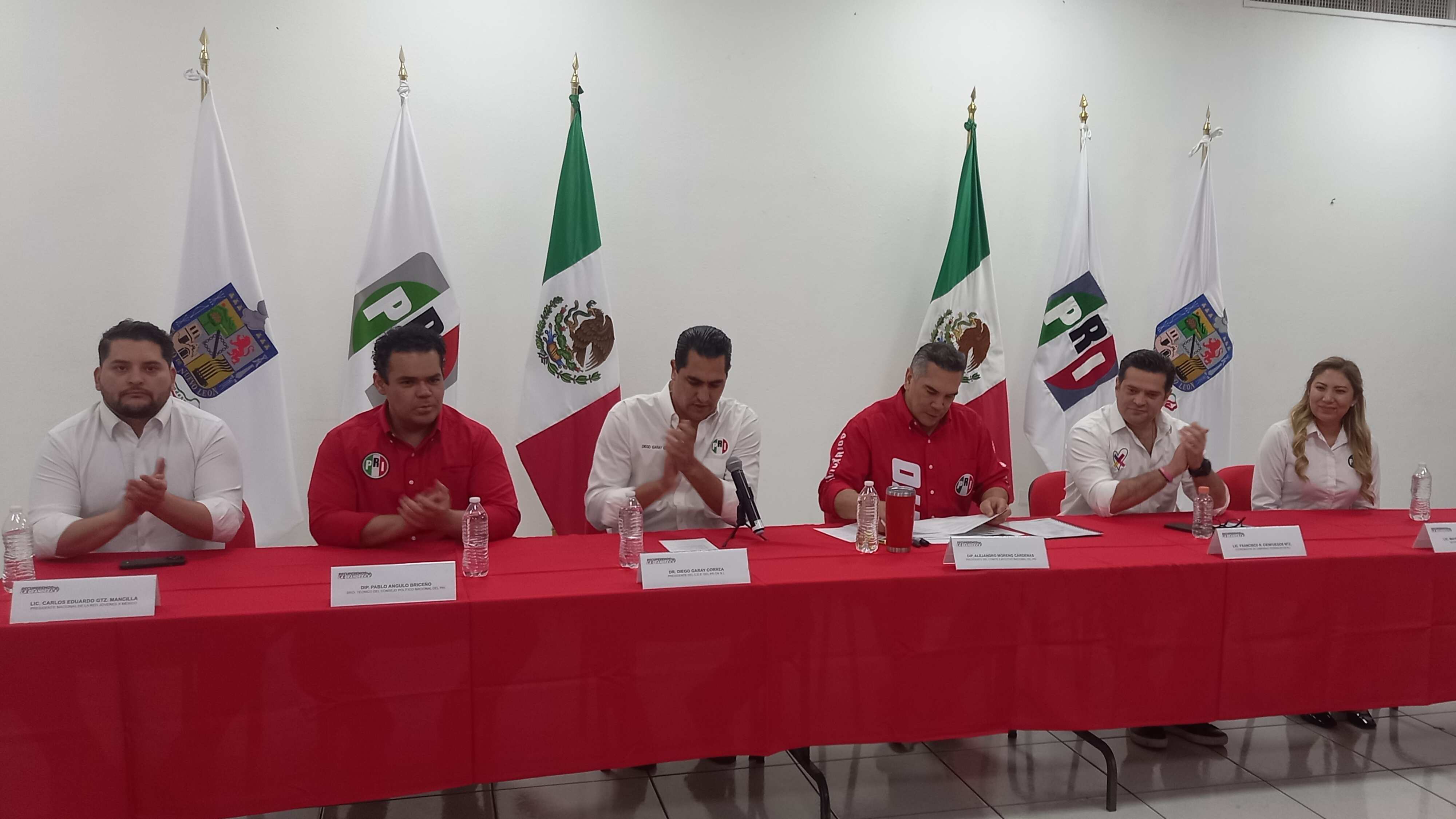 Alejandro Moreno estuvo acompañado de la dirigencia estatal del PRI.