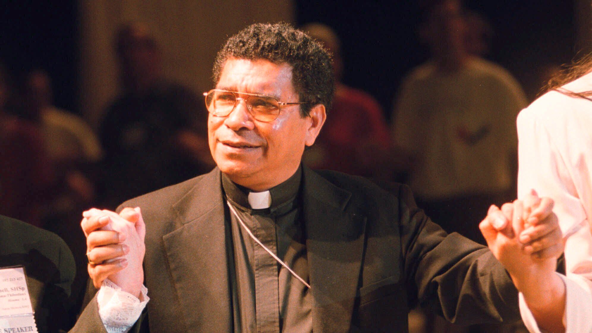 El obispo Carlos Ximenes Belo, de Timor Oriental, canta junto con los participantes en la Reunión Católica Nacional por la Justicia en el campus de la UCLA, Los Ángeles, 17 de julio de 1999.