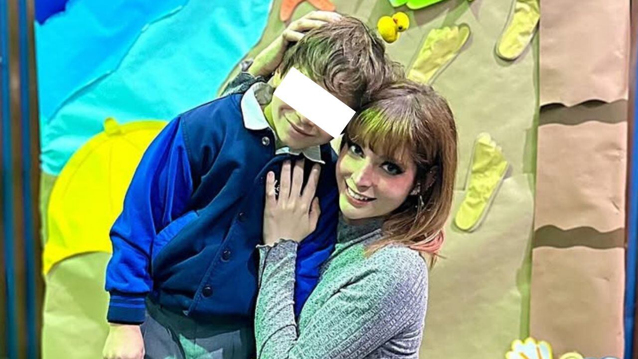 Imelda Tuñón junto a su hijo