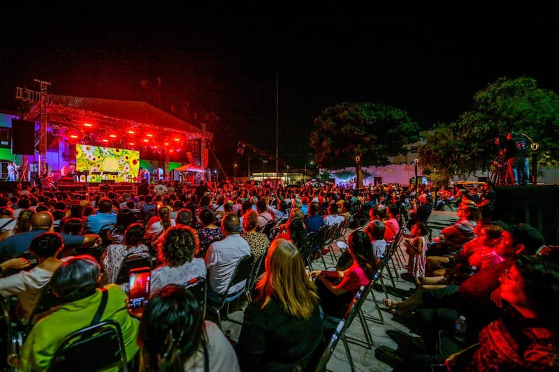 Cientos de escobedenses llenaron la plaza principal.