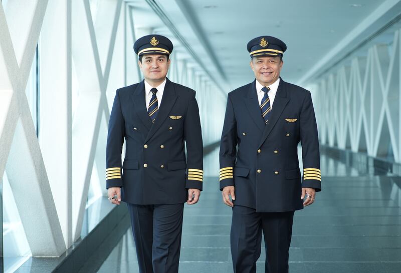 Los pilotos Arturo y Salvador Madrid, padre e hijo, nos abren las puertas de la cabina de Emirates Airlines y te dan las claves para alcanzar tu sueño de ser piloto