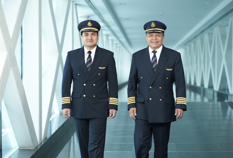 Los pilotos Arturo y Salvador Madrid, padre e hijo, nos abren las puertas de la cabina de Emirates Airlines y te dan las claves para alcanzar tu sueño de ser piloto