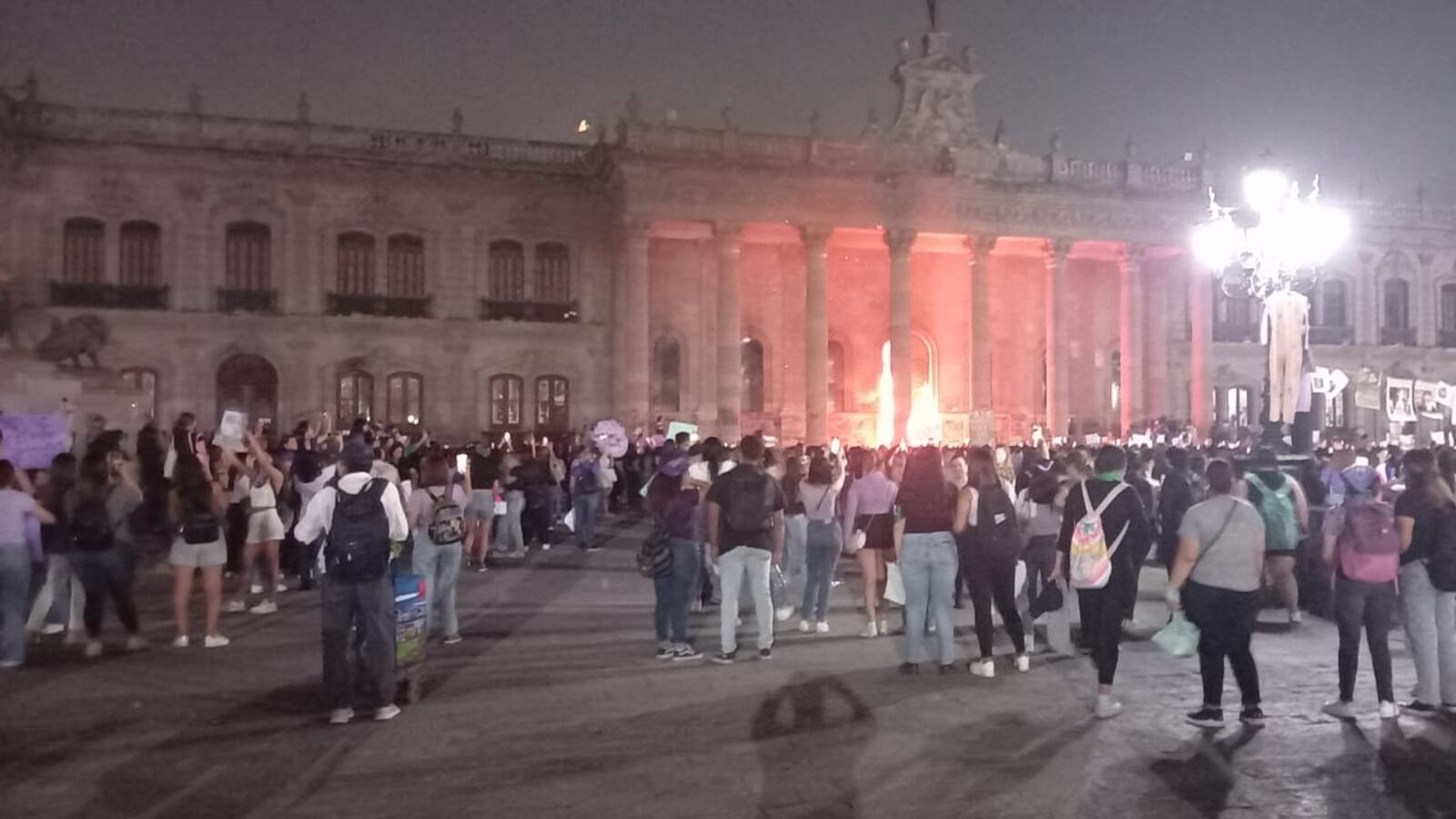 Las llamas se apreciaban en el Palacio de Cantera