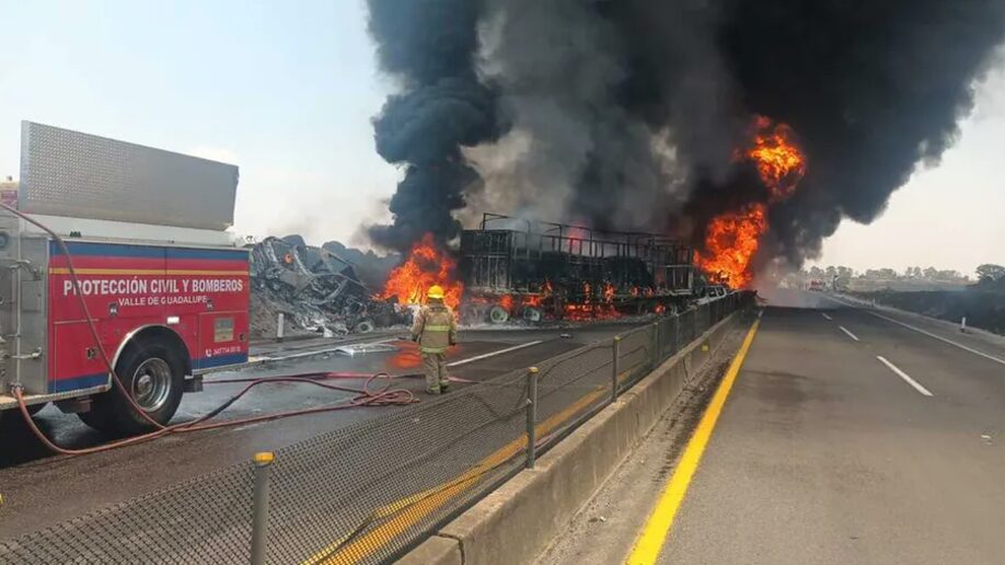 Autoridades locales cerraron la circulación en la autopista para garantizar la seguridad de los conductores.