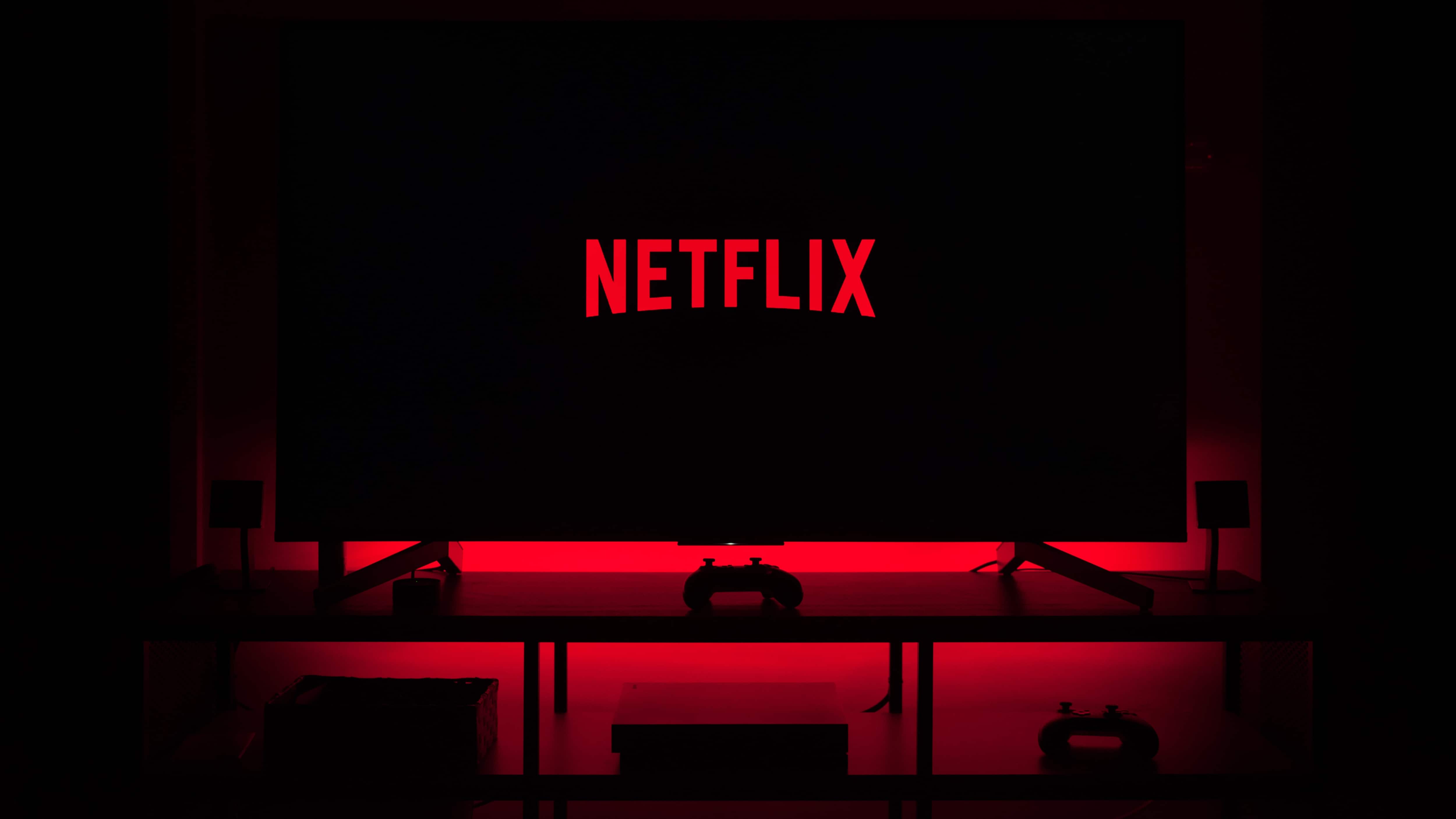Televisão em sala escura exibindo logo da Netflix